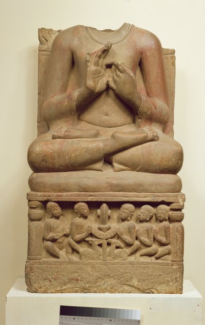 説教の姿勢での仏の彫刻、サルナート、ウッタルプラデーシュ州、5世紀（砂岩） 作： Indian School