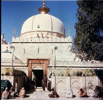 1166年に設立されたクワージャムインウッディンチシュティのダルガルシャリフ 作： Indian School