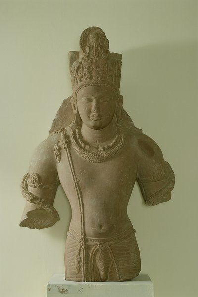 Mathura卿Vishnu（赤い砂岩）の図 作： Indian School