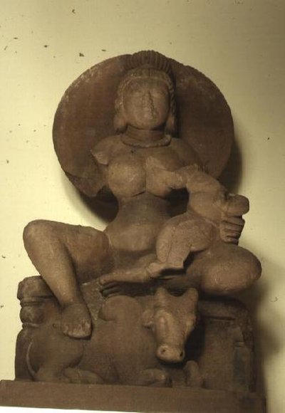 子供を連れたパールヴァティーの像、スカンダ、サガル（砂岩） 作： Indian School