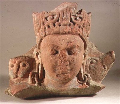 ヴァイクンタ・ヴィシュヌの頭部、ウター・プラデーシュ州マトゥラー（赤砂岩） 作： Indian School
