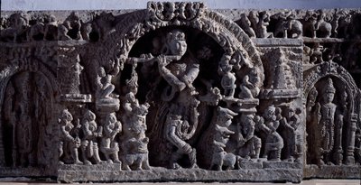 ヒンドゥー教：「笛牛の師匠クリシュナまたはヴェヌゴパラ」 黒石彫刻 中央部（ヴェヌゴパラとしてのクリシュナ） 12世紀 マイソール州ハレビドゥ出土 - カルカッタ、インド博物館 作： Indian School