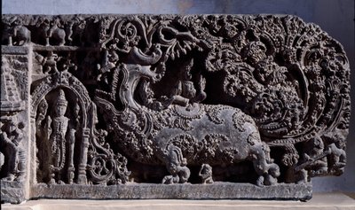 ヒンドゥー教：「笛牛の師匠クリシュナまたはヴェヌゴパラ」 黒石彫刻、右部分（ヴェヌゴパラとしてのクリシュナ） 12世紀 マイソール州ハレビドゥ出土 - カルカッタ、インド博物館蔵 作： Indian School