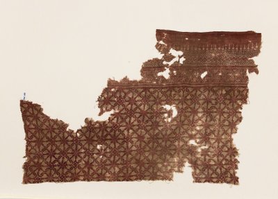 螺旋が連なった織物の断片 作： Indian School