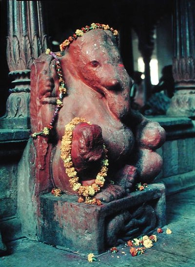 象の神ガネーシュ（塗られた石） 作： Indian School