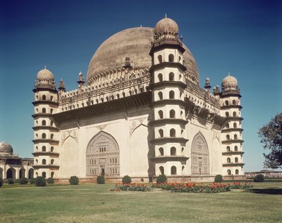 1659年に建てられたゴルガンバズ、モハメッドアディルシャーII（1627-57）の霊廟の眺め 作： Indian School
