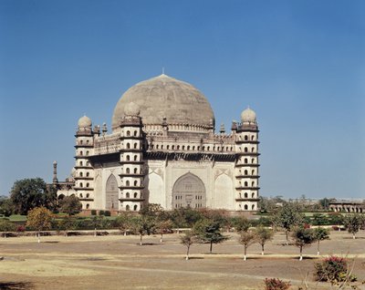 1659年に建てられたゴルガンバズ、モハメッドアディルシャーII（1627-57）の霊廟の眺め 作： Indian School