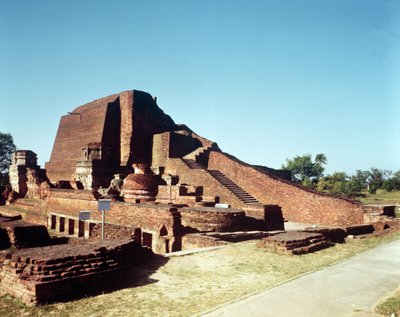 サイトIII、320-350の主要寺院の眺め 作： Indian School