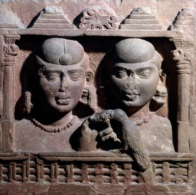 オウムと戯れるヤクサとヤクシニ（赤砂岩のレリーフ 作： Indian School