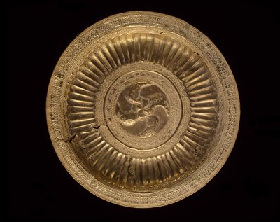 皿胸筋、モルッカ諸島の人々19世紀（おそらくそれ以前）（金） 作： Indonesian School