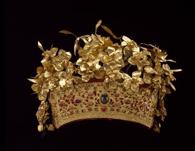 女王の王冠、Buleleng Regency、1890年頃（ゴールド、ルビー、サファイア、ダイヤモンド、金箔のレプス細工 作： Indonesian School