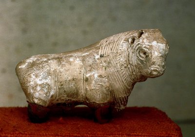 インダス渓谷の文明（紀元前5000年）：牛モヘンジョ・ダロ（Mohenjo daro）（パキスタン）出土のテラコッタ製置物（紀元前2400年）。カラチ、国立博物館、パキスタン 作： Indus Valley Civilization