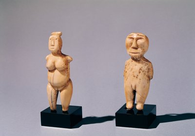 ベーリング海峡からの男性と女性の2つの像 作： Inuit School