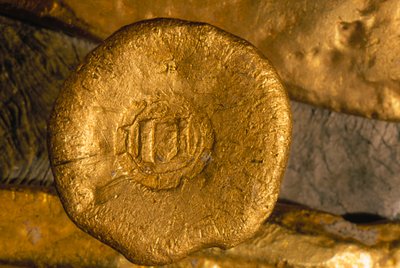 金と銀でできたきらびやかな財宝が海底から発見された。この金ボタンのような宝物は、新大陸からキューバを経由してセビリアに運ばれた。ハバナ市歴史家事務所提供。 作： Ira Block