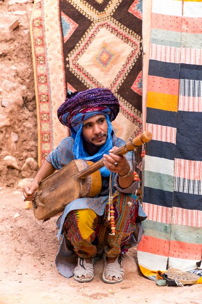 2017年、モロッコのアイト・ベン・ハッドゥのクサールでの地元ミュージシャン（写真）。 作： Ira Block