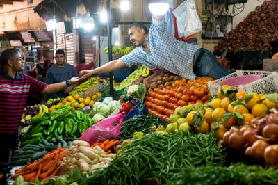 モロッコ、フェスのスークの売り子、2017年（写真）。 作： Ira Block