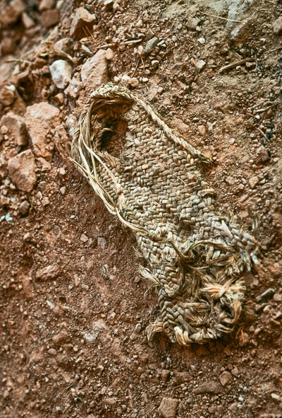 2009年、ユタ州グランド・ガルチにあるアナサジ族の手作りサンダル（写真）。 作： Ira Block