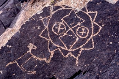 ニューメキシコ州のアナサジ族のペトログリフ（岩絵）彫刻 作： Ira Block