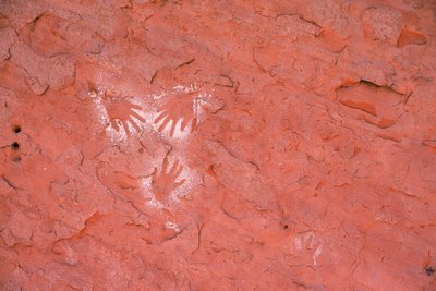 ユタ州グランド・ガルチにある古代アナサジの岩絵、手形。 作： Ira Block