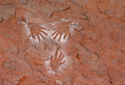 ユタ州グランド・ガルチの古代アナサジの岩絵、手形 作： Ira Block