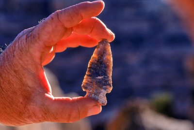 古代アナザシの矢じり、ユタ州 作： Ira Block