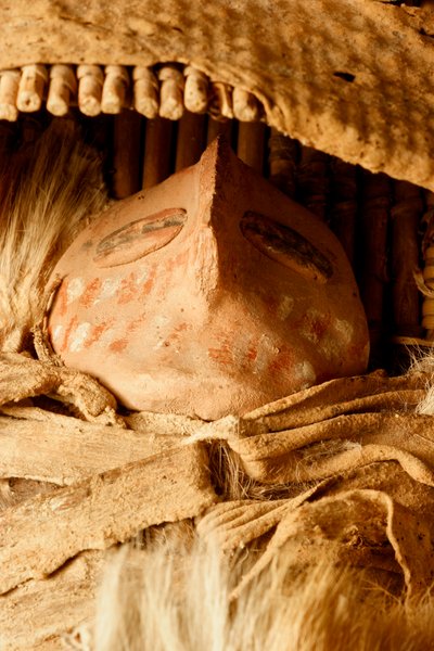 ユタ州プライスのイースタン・ユタ大学先史博物館では、1930年代にキャピトル・リーフ地区で発見されたフリーモントのゆりかご板と陶器の置物のミニチュアが展示されている。 作： Ira Block