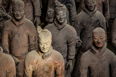 テラコッタ戦士博物館にて、ピット1地区の様々な戦士のシーン、2009年（写真）。 作： Ira Block