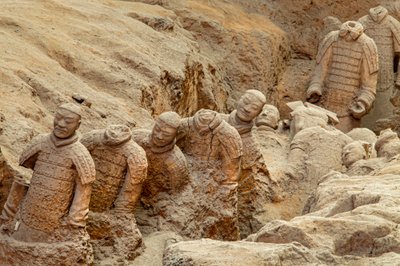 テラコッタ戦士博物館にて、ピット1地区の様々な戦士のシーン、2009年（写真）。 作： Ira Block