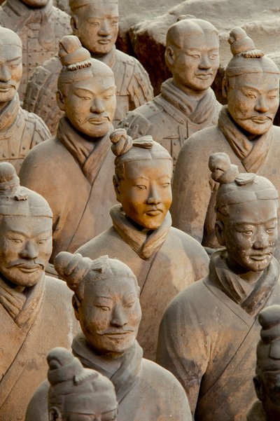 テラコッタ戦士博物館にて、ピット1地区の様々な戦士のシーン、2009年（写真）。 作： Ira Block