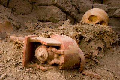 屋根の下に座る男性の陶器に生け贄を捧げる女性の骨、2005年（写真） 作： Ira Block