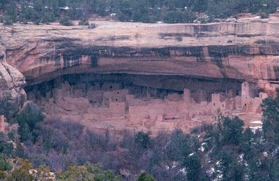 メサ・ヴェルデ国立公園のクリフ・パレス（崖の宮殿）は、メサ・ヴェルデの南西端に位置する。 作： Ira Block
