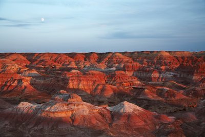 中国西部、新疆ウイグル自治区ゴビ砂漠のウー・カイ・ワン付近の彩岩、2007年（写真）。 作： Ira Block