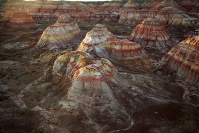 中国西部、新疆ウイグル自治区ゴビ砂漠のウー・カイ・ワン付近の彩岩、2007年（写真）。 作： Ira Block
