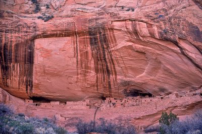 トウモロコシの穂軸は、アナサジ族が最後に食べた古代食の名残であり、今もこの地に散らばっている。 作： Ira Block