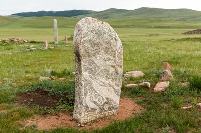 2013年、モンゴル北部のムールン近郊の鹿石遺跡（写真）。 作： Ira Block