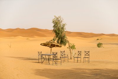 モロッコ、メルズーガのエルグ・シェビのホテル付近の砂漠の風景（2014年）（写真：Getty Images 作： Ira Block
