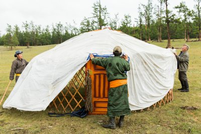 2013年、モンゴル北部のホブスゴル湖畔でゲルを建設する地元の人々（写真）。 作： Ira Block
