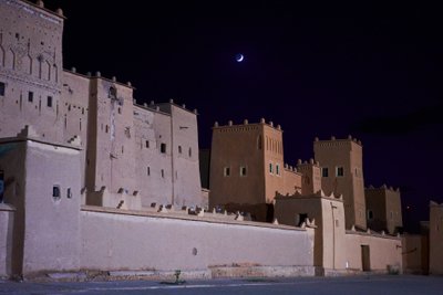 ワルザザートに昇る月、モロッコ、2019年（写真） 作： Ira Block