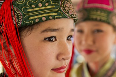 ナーダムでモンゴルの民族衣装ディールを着た少女のポートレート（2013年）（写真）。 作： Ira Block