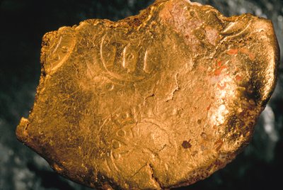 キューバ近海の難破船から発見された16〜17世紀の貴重な貨物。22カラットの金で、さまざまな形や大きさのものがある。この金塊には検量印が押されている。 作： Ira Block