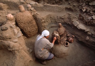 2001年、学校の発掘現場で新たに発見された遺物を清掃するリチャード・ゴメス（写真）。 作： Ira Block