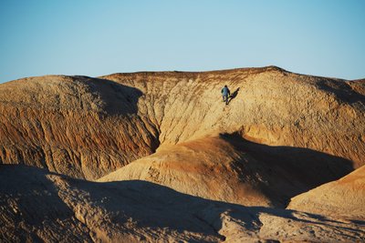 中国西部、新疆ウイグル自治区のゴビ砂漠にあるウーカイ・ワン周辺の風景、2007年（写真）。 作： Ira Block