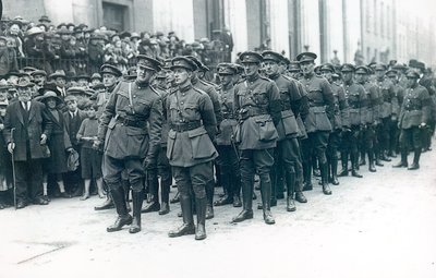 マイケルコリンズ（1890〜1922年）（左）、1922年8月、アーサーグリフィスの葬式でアイルランド自由国軍の長 作： Irish Photographer