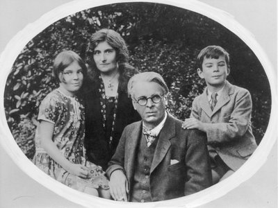 ウィリアムバトラーイェイツ（1865-1939）、妻のジョージーハイドリーと子供たちのアンとマイケル 作： Irish Photographer