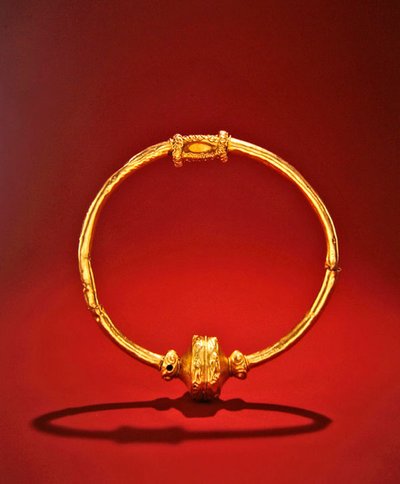 首輪、アードナグルグ、ロスコモン州、初期鉄器時代（金） 作： Iron Age