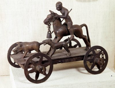 鉄器時代：イノシシの狩猟シーンを表現したメリダのミニチュア・ブロンズ製戦車。スペイン、メリダより。薄さ0.12×0.28m。0.12×0.28 m サン＝ジェルマン＝アン＝レー国立考古学博物館所蔵 作： Iron Age