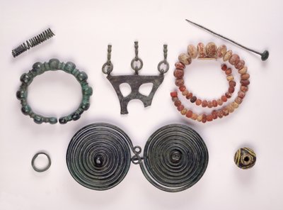 ケルトのハルシュタットの女性の墓で発見されたジュエリー 作： Iron Age