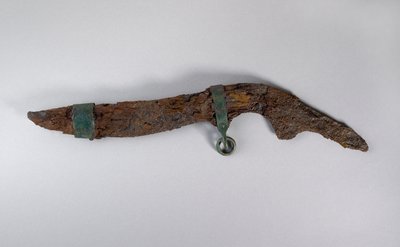 恐らくショプロン、ハンガリー、鉄器時代（鉄と木）の鞘が残っている大きなナイフ 作： Iron Age