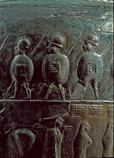 先史時代の美術：戦士のディテール。サルトーサのネクロポリスから出土した紀元前500年（鉄器時代）のブロンズ製パイクサイド「シトゥラ」。ディム。32 cm Bologna, Civico Museo Archeologico 作： Iron Age