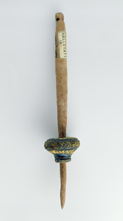 鉄の時代のハルシュタットの木製のスピンドルが残っているスピンドルの渦巻き（木材） 作： Iron Age
